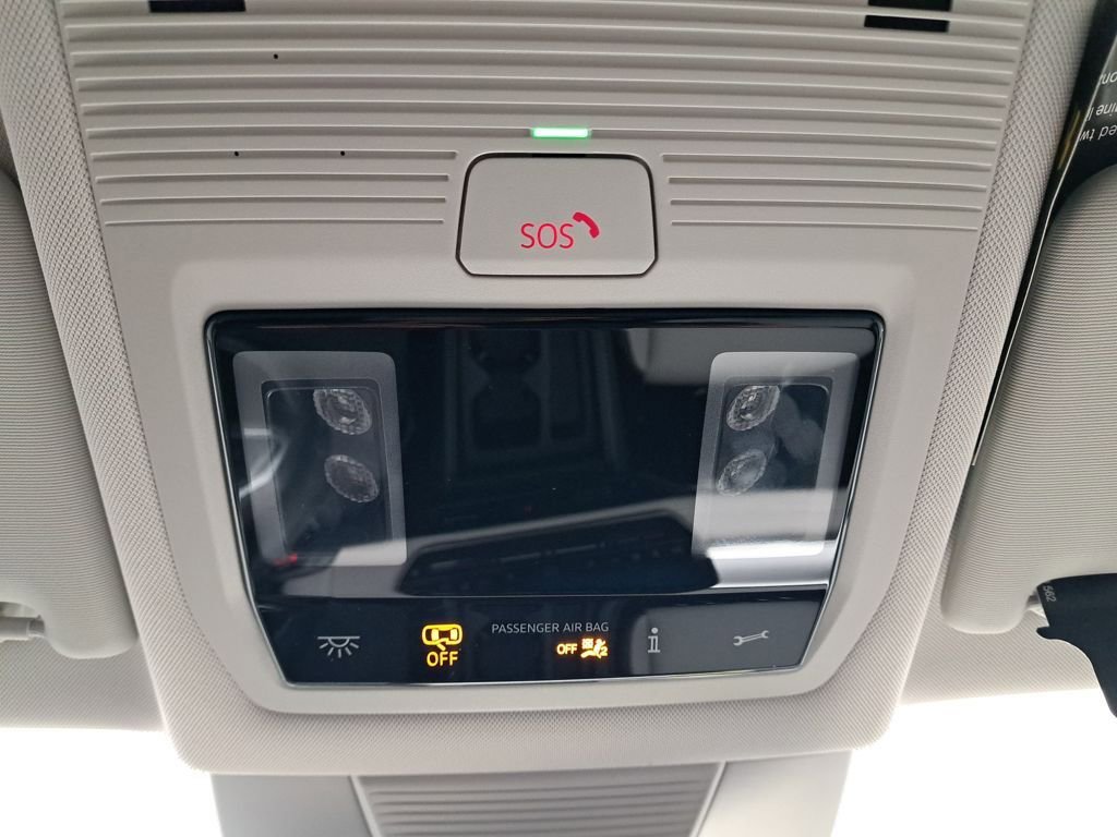 Used 2025 Volkswagen Tiguan SE image 33