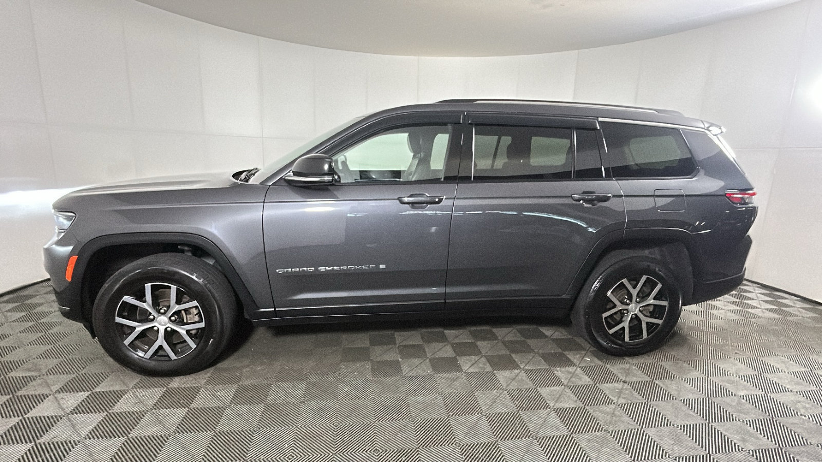 Used 2023 Jeep Grand Cherokee L Limited AWD/4WD image 7