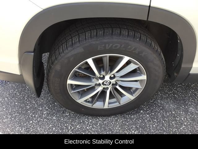 Used 2019 Toyota Highlander XLE AWD/4WD image 14
