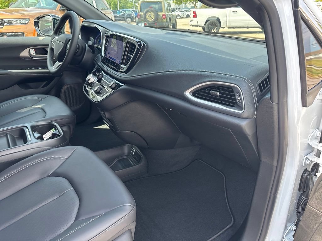 New 2027 Chrysler Pacifica Select FWD image 27