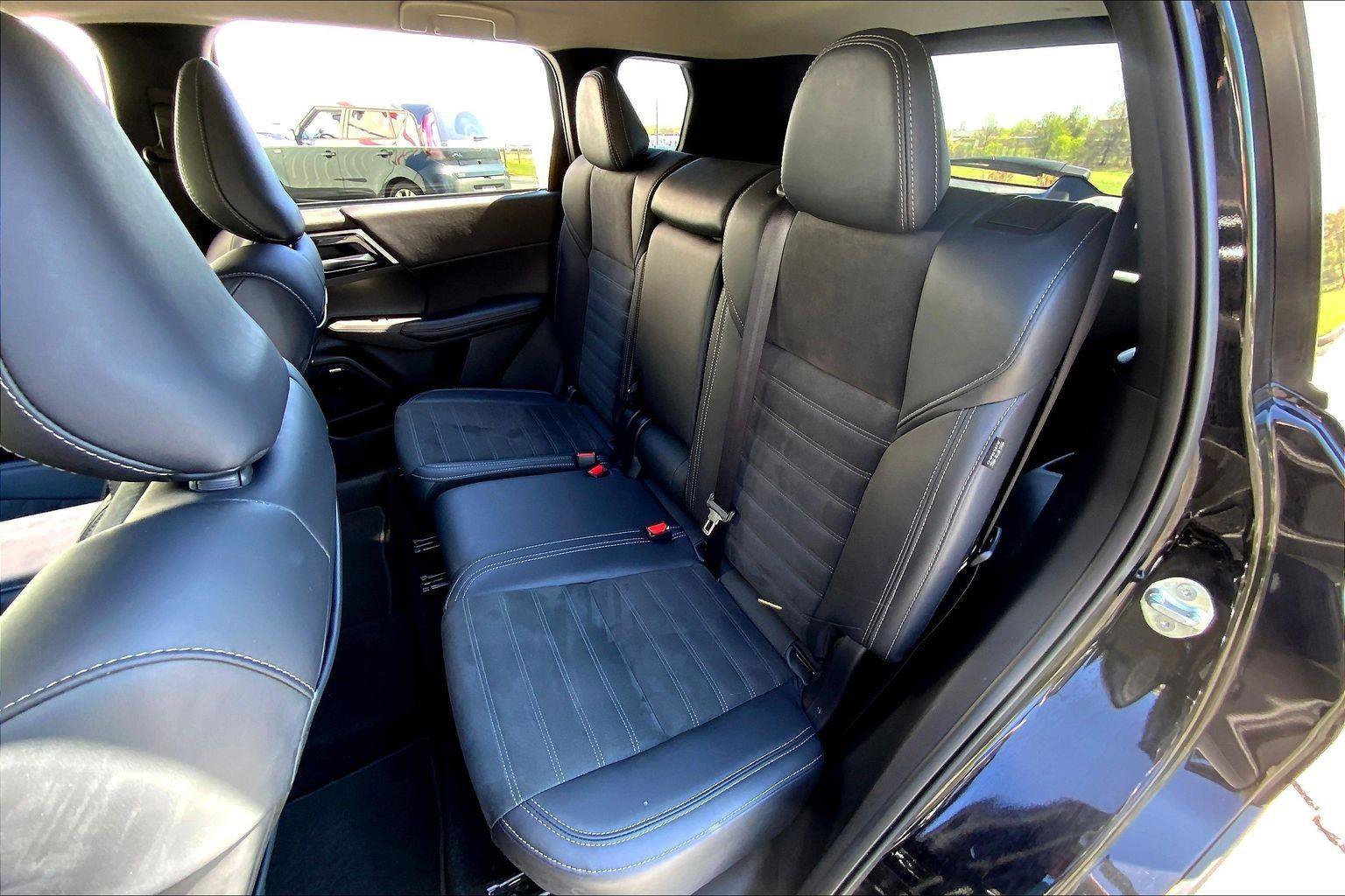 Used 2025 Mitsubishi Outlander SE image 24