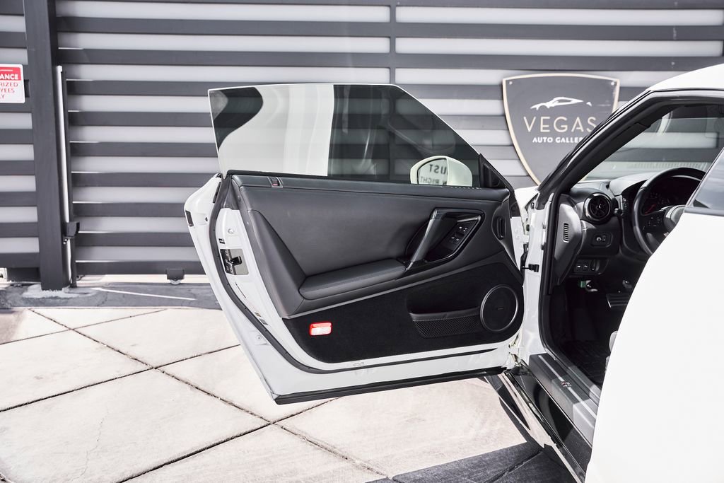 Used 2021 Nissan GT-R Premium image 32