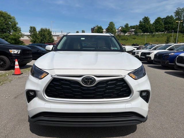 Used 2022 Toyota Highlander XLE AWD/4WD image 3