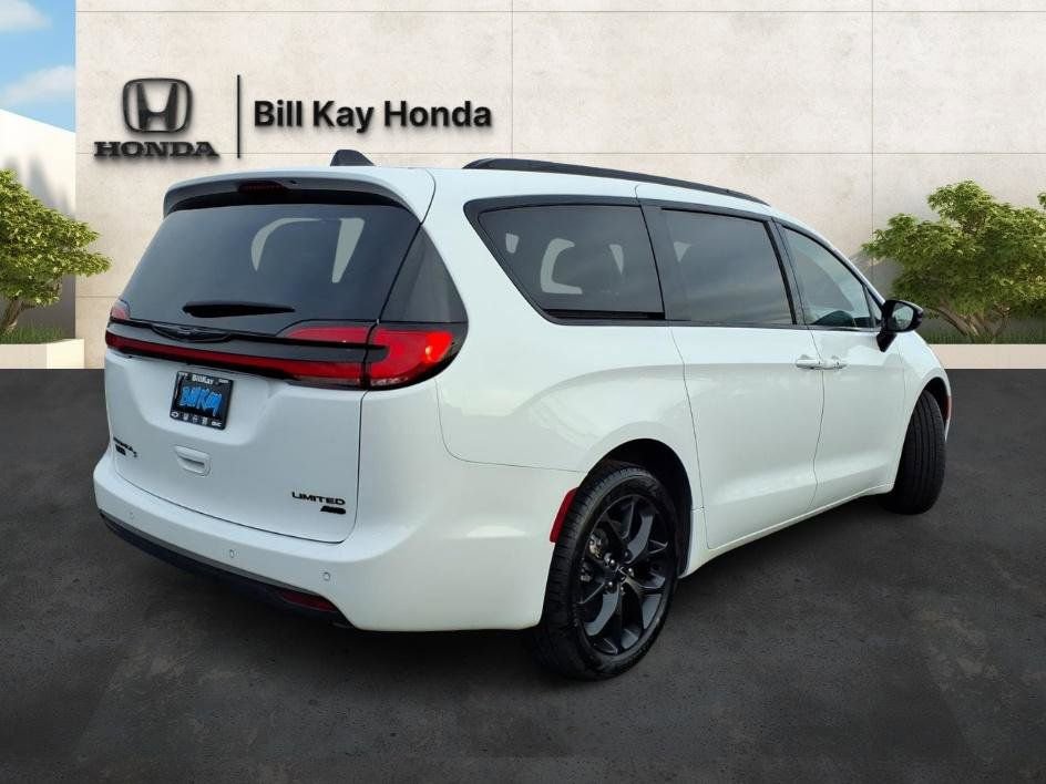 Used 2023 Chrysler Pacifica Limited w/ S Appearance Package image 3