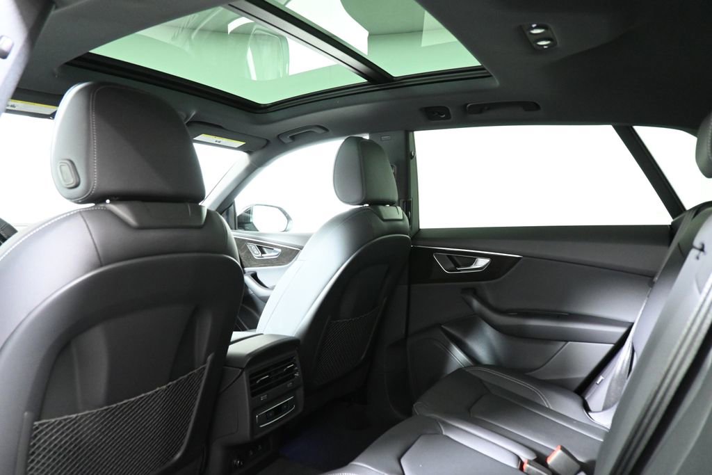 Used 2025 Audi Q8 Premium image 34