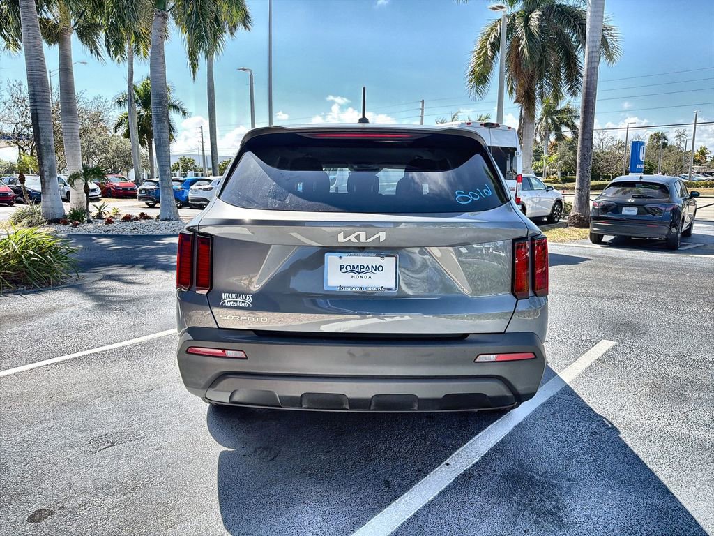 Used 2023 Kia Sorento LX image 7