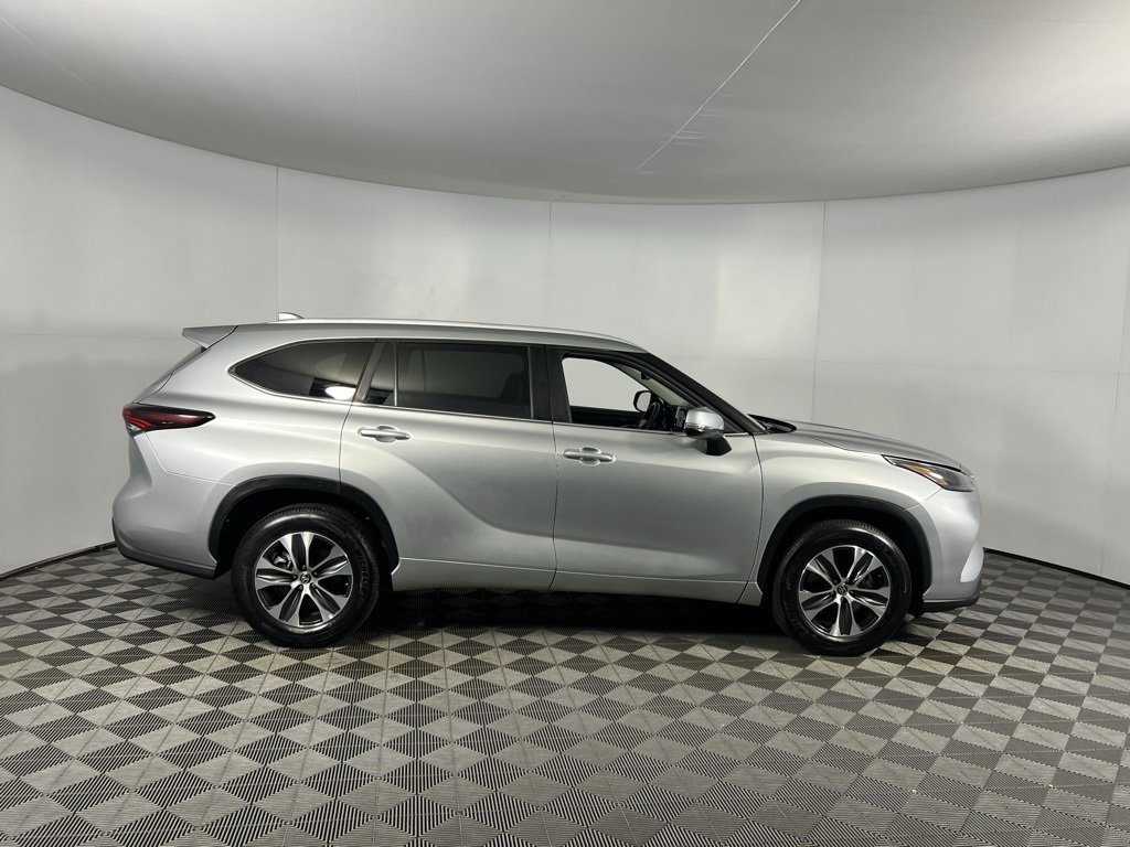 Used 2025 Toyota Highlander XLE image 3