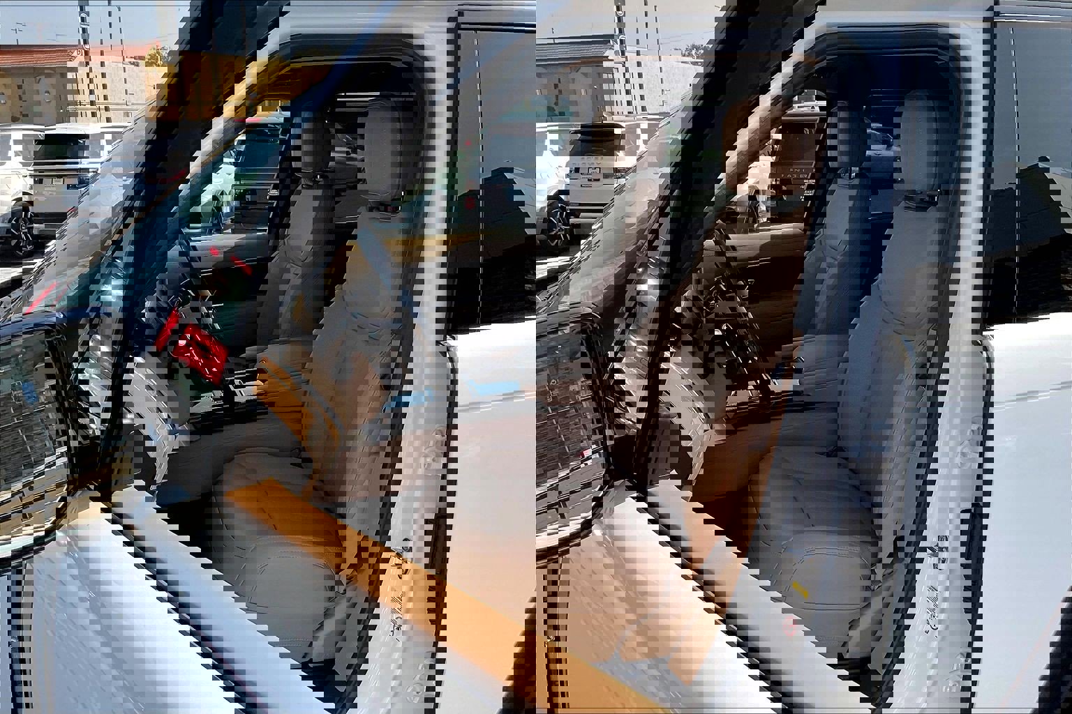 New 2026 Land Rover Range Rover Long Wheelbase SE image 14