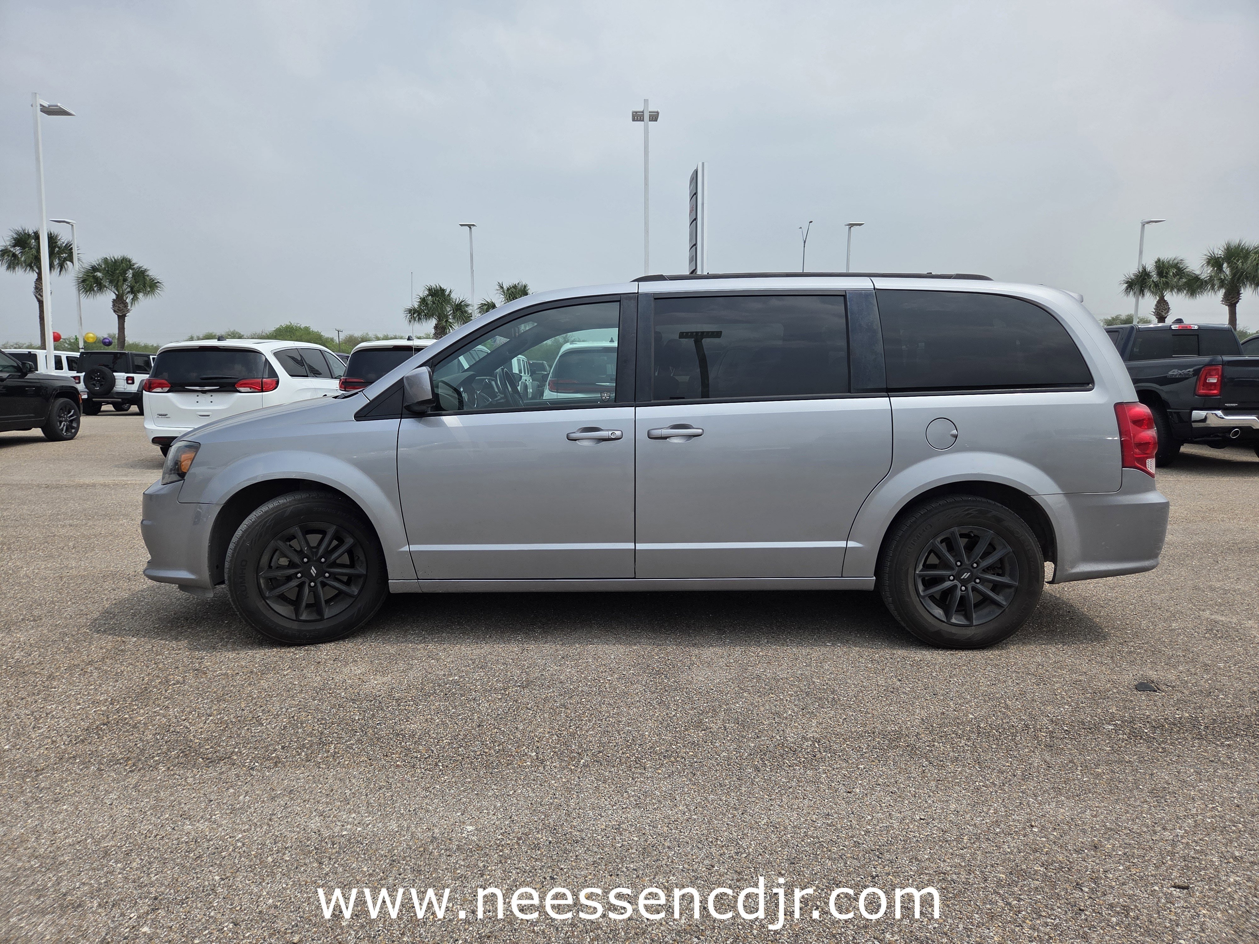 Used 2020 Dodge Grand Caravan SE FWD image 4