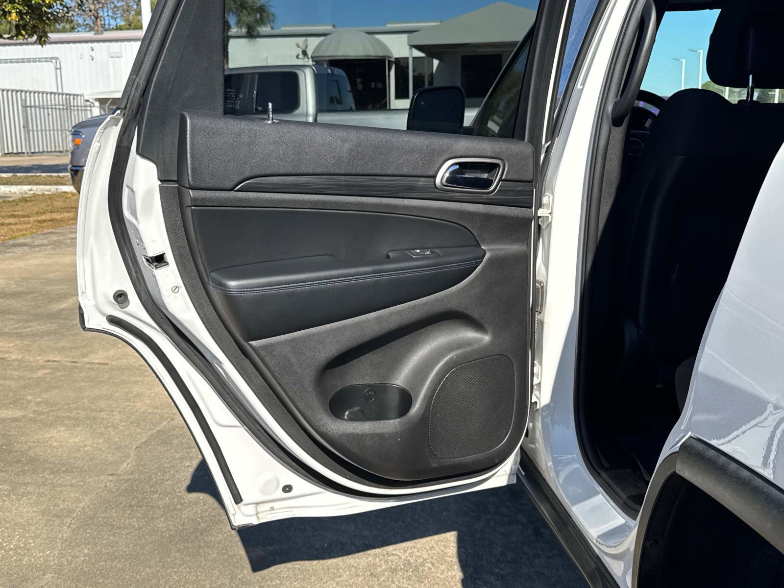 Used 2019 Jeep Grand Cherokee Laredo image 11