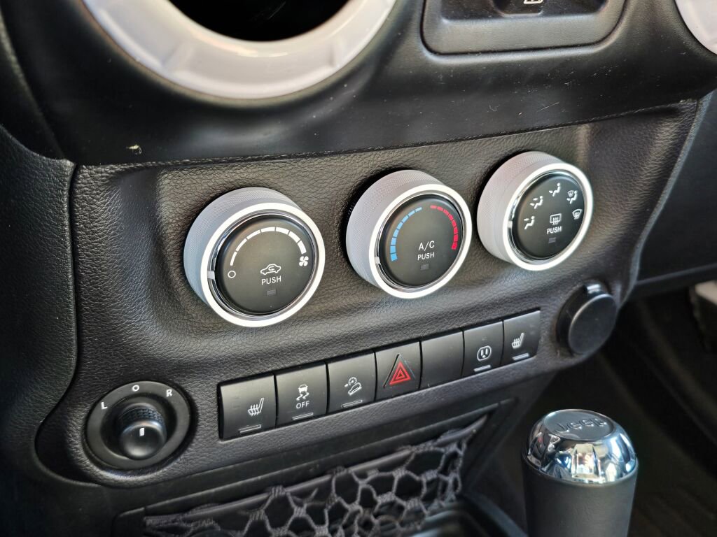 Used 2018 Jeep Wrangler Unlimited Sahara image 28