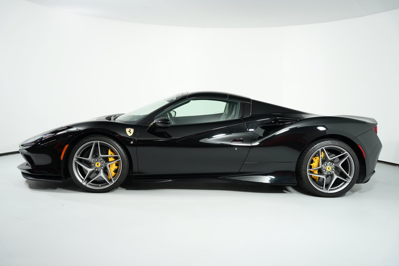 Used 2022 Ferrari F8 Spider RWD image 7