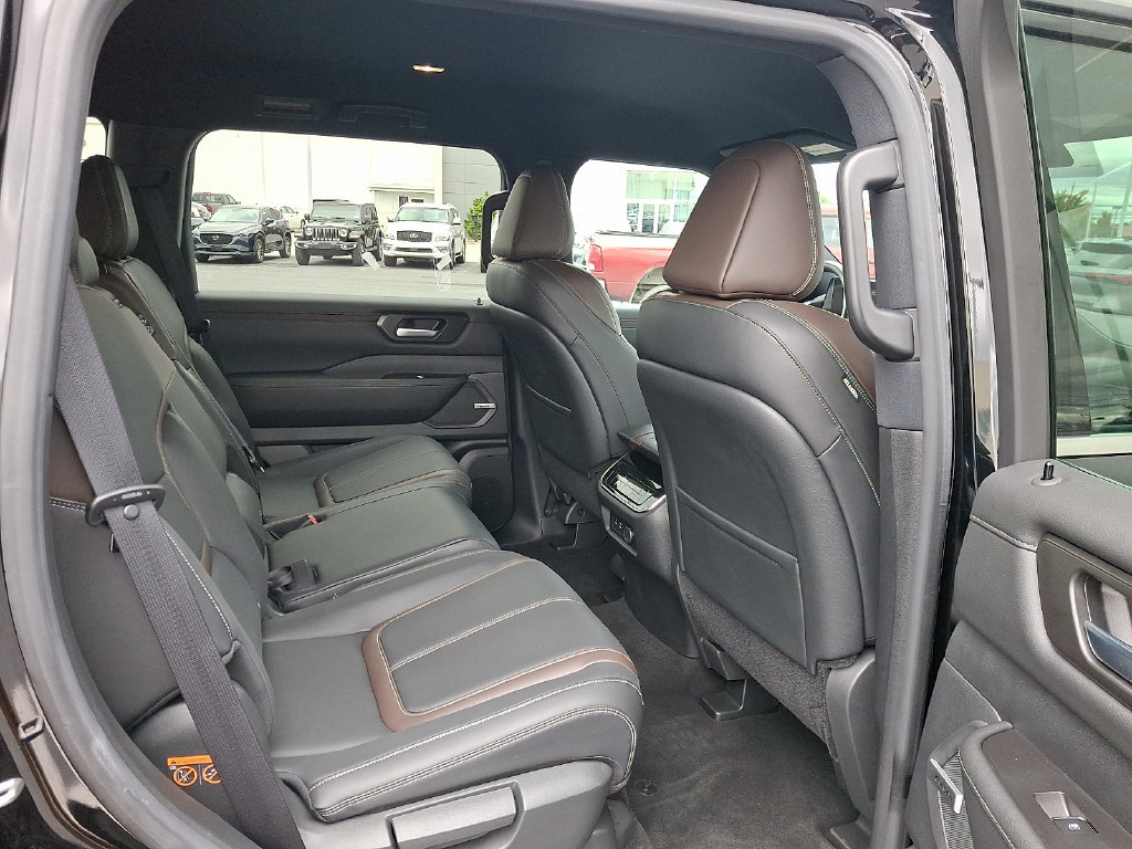 Used 2025 Nissan Armada SL AWD/4WD image 12