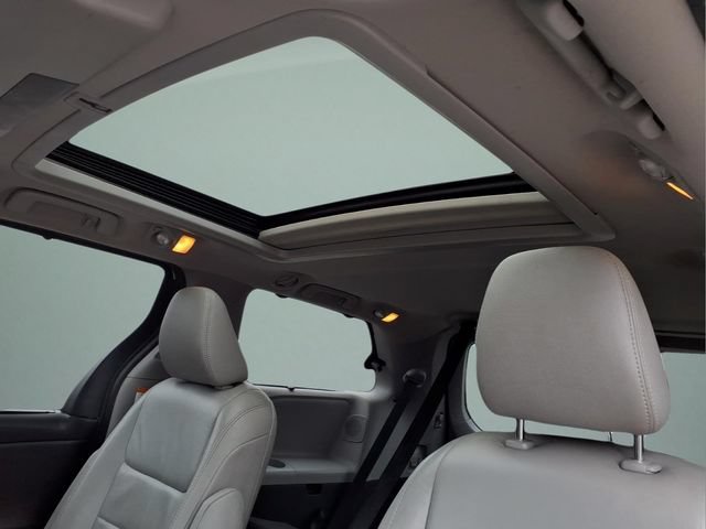 Used 2015 Toyota Sienna Limited Premium AWD/4WD image 21