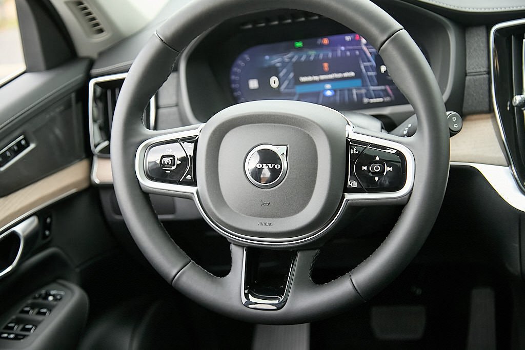 New 2026 Volvo XC90 B6 Plus w/ Protection Package Premier AWD/4WD image 29