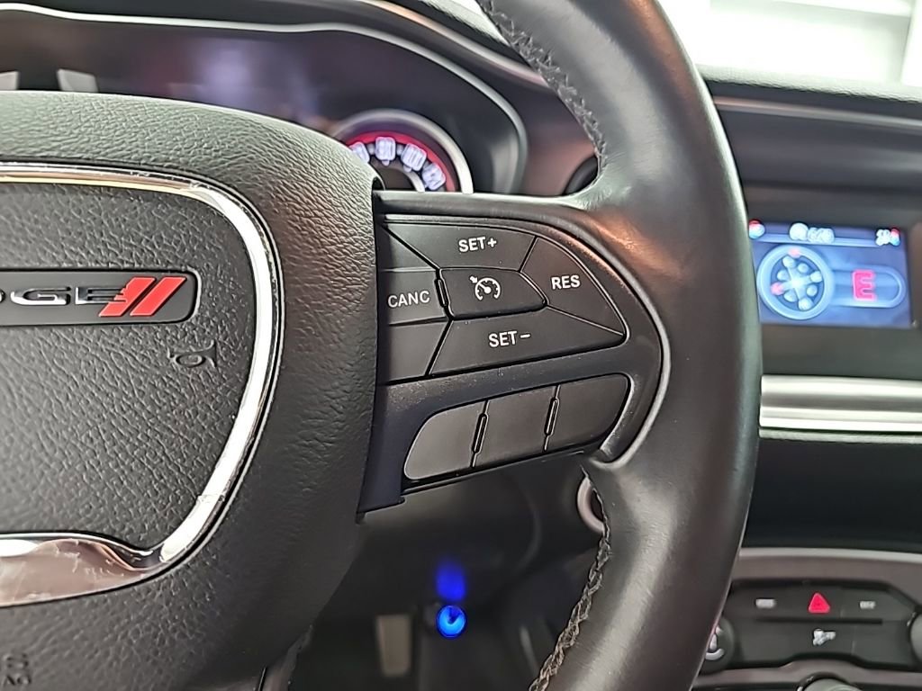 Used 2015 Dodge Challenger SXT image 24