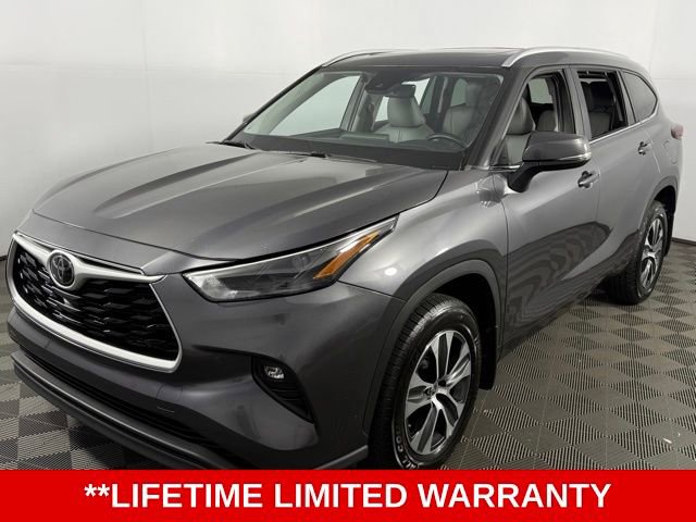 Used 2024 Toyota Highlander XLE image 3