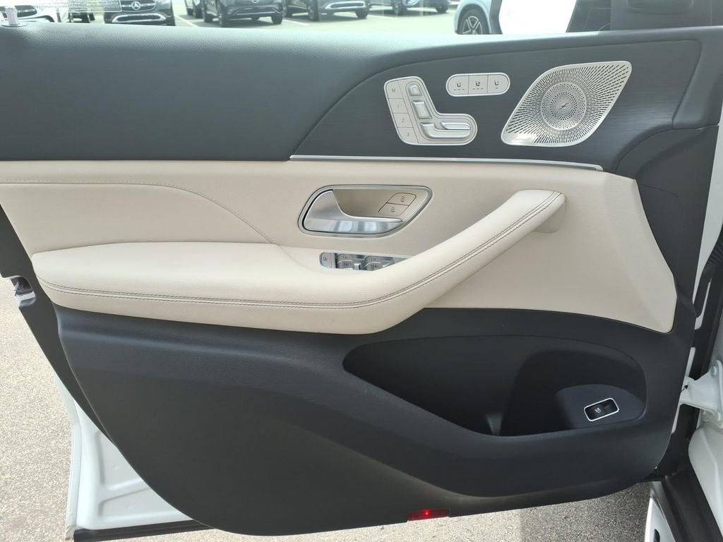 Used 2025 Mercedes-Benz GLS 450 4MATIC image 11