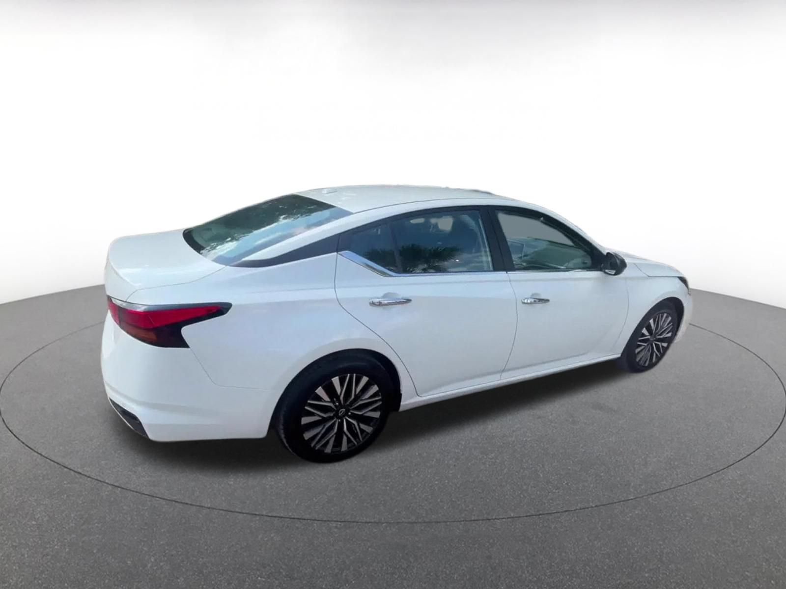 Used 2025 Nissan Altima 2.5 SV FWD image 14