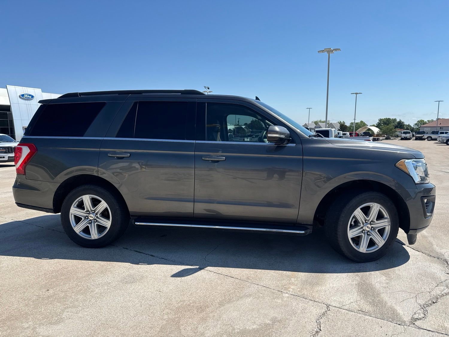 Used 2019 Ford Expedition XLT w/ Equipment Group 202A RWD image 2