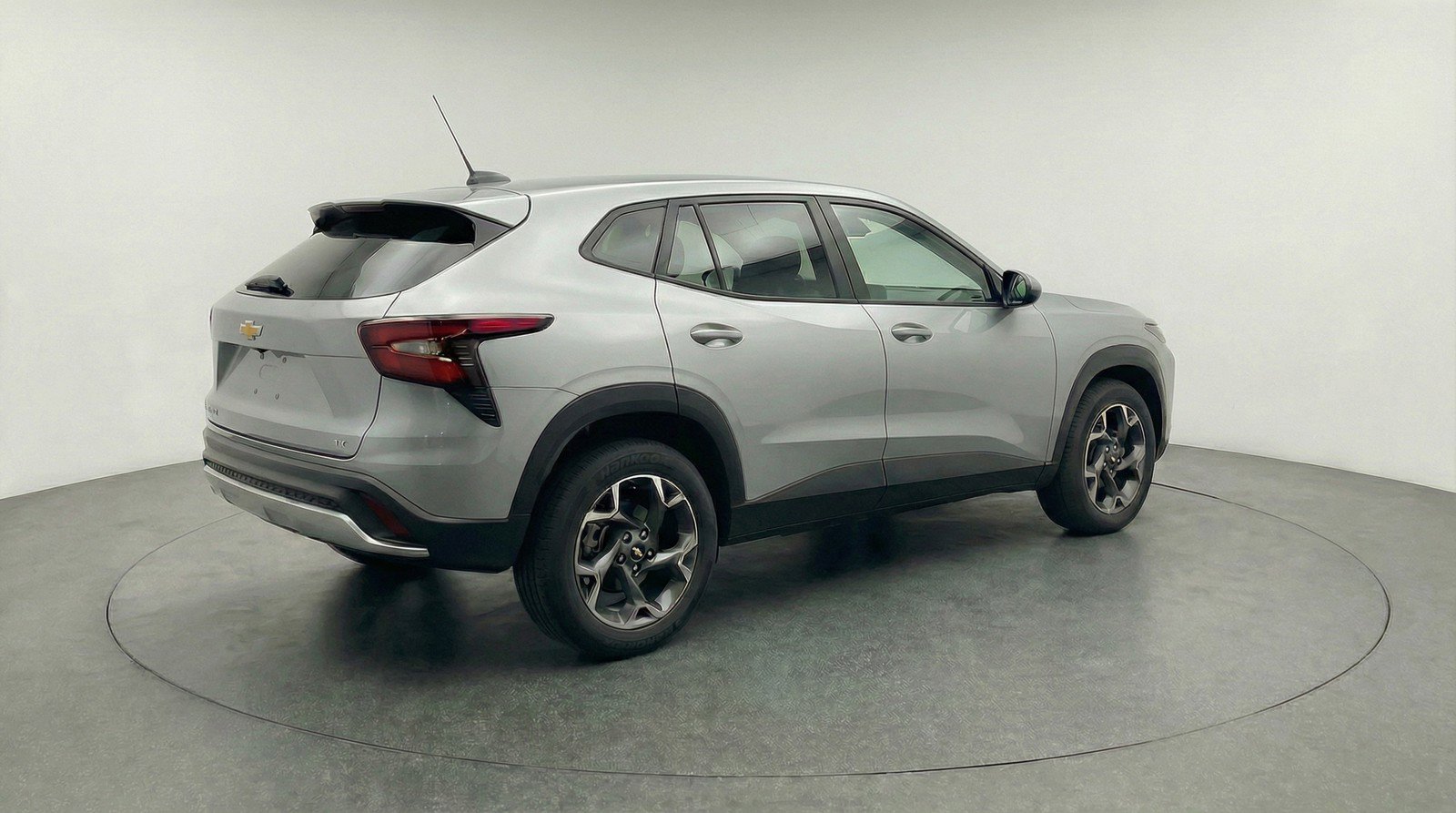 Used 2025 Chevrolet Trax LT FWD image 9