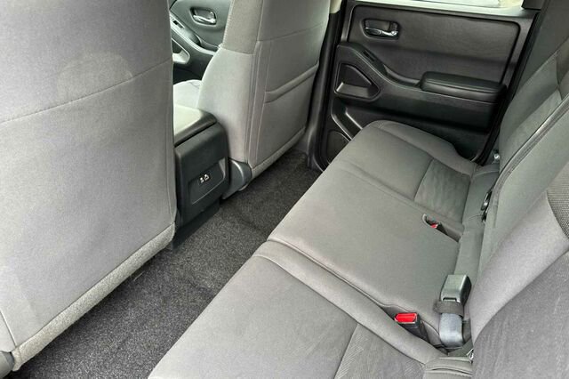Used 2023 Nissan Frontier SV image 12