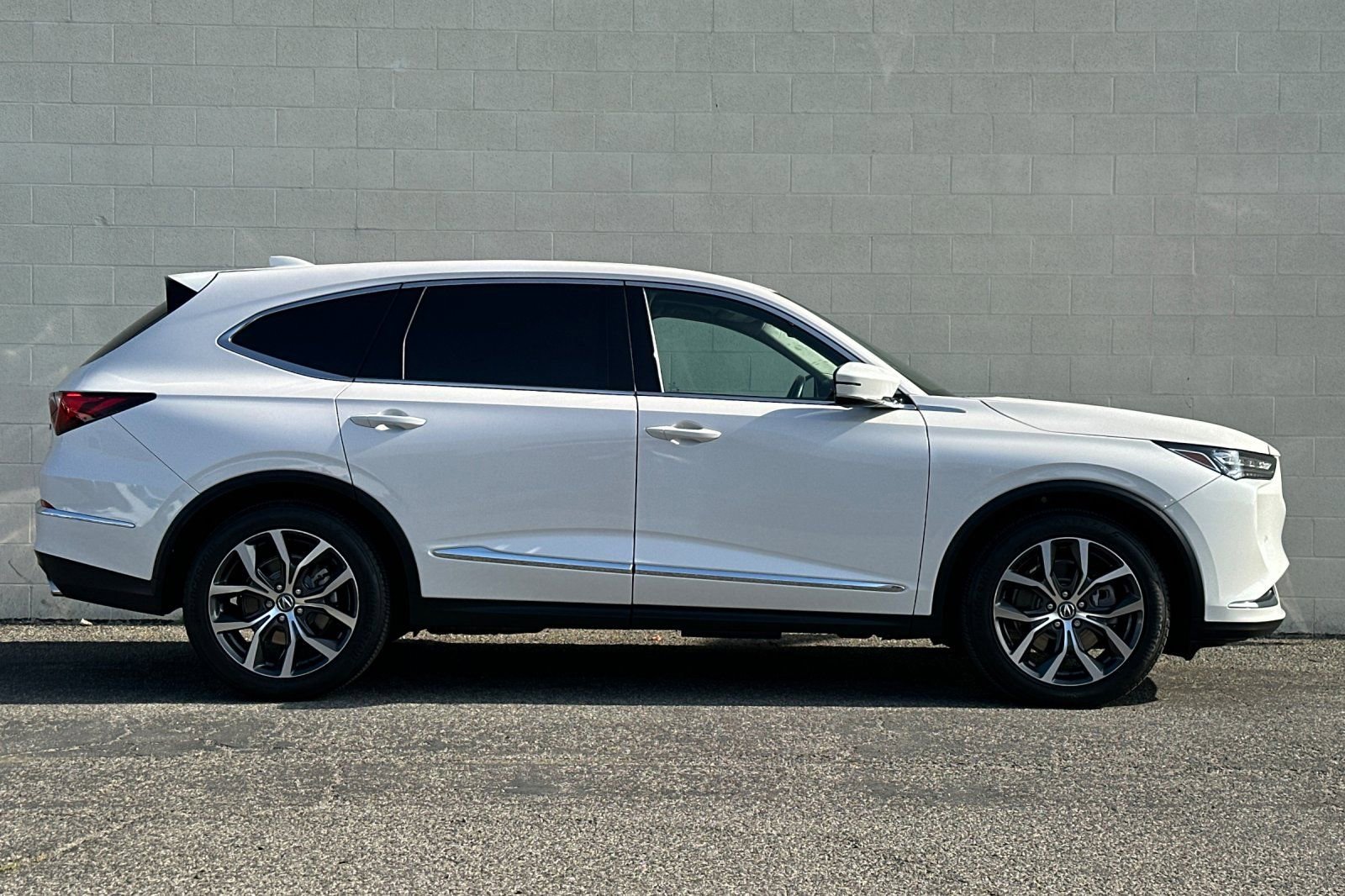 Used 2023 Acura MDX FWD w/ Technology Package image 3