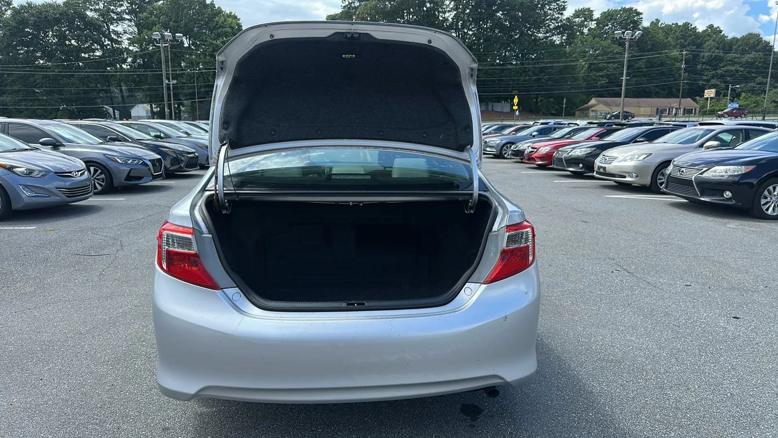 Used 2012 Toyota Camry LE FWD image 17