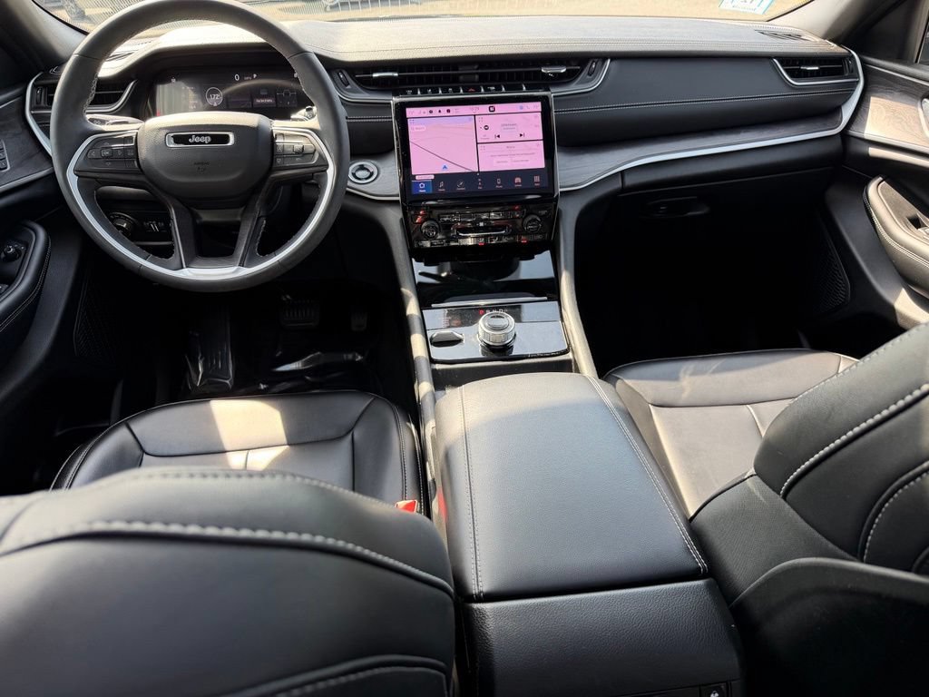 Used 2025 Jeep Grand Cherokee L Limited w/ Black Appearance Package AWD/4WD image 15