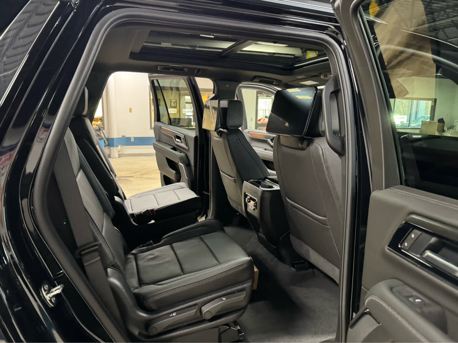 New 2026 GMC Yukon Denali w/ Denali Reserve Package AWD/4WD image 13