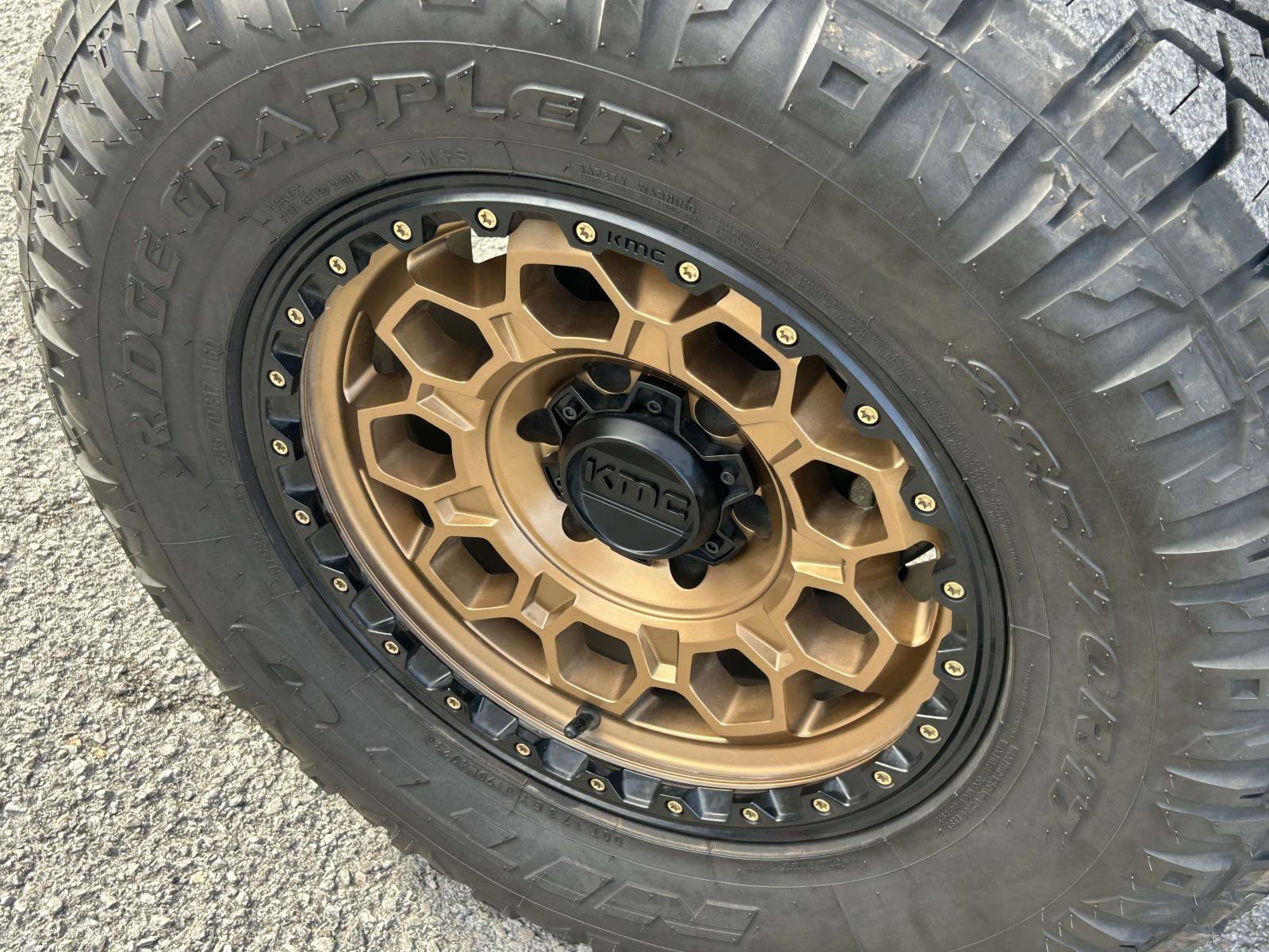 Used 2023 Toyota Tacoma TRD Sport w/ Black Out Package (TMS) image 9