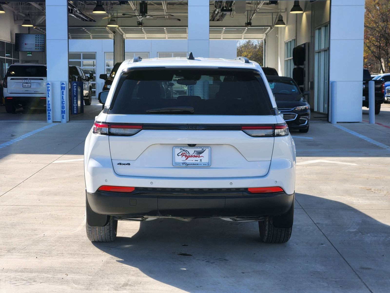 Used 2024 Jeep Grand Cherokee Altitude image 8