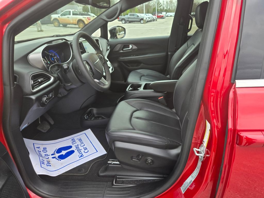 Used 2025 Chrysler Pacifica Select image 7