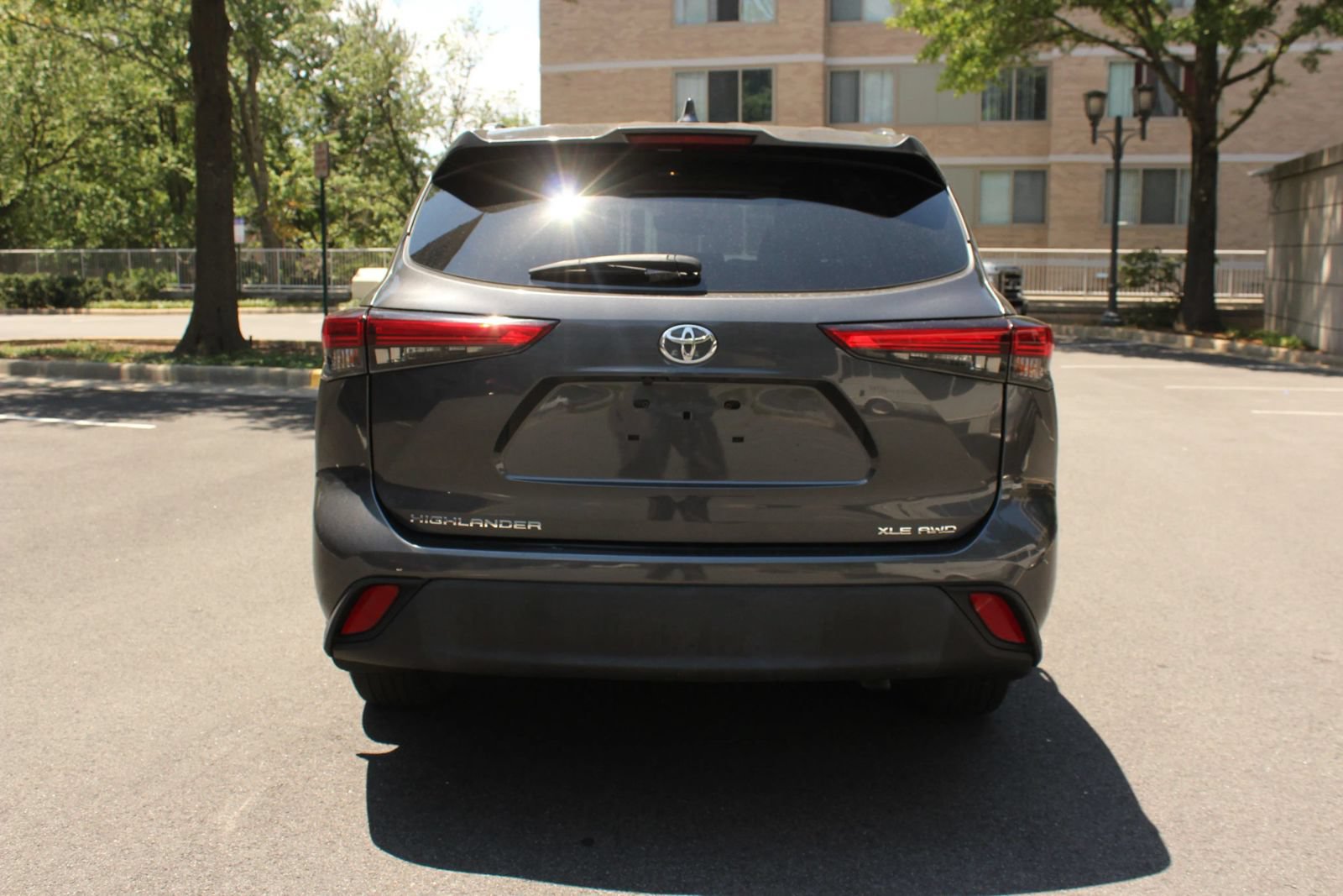 Used 2021 Toyota Highlander XLE AWD/4WD image 8
