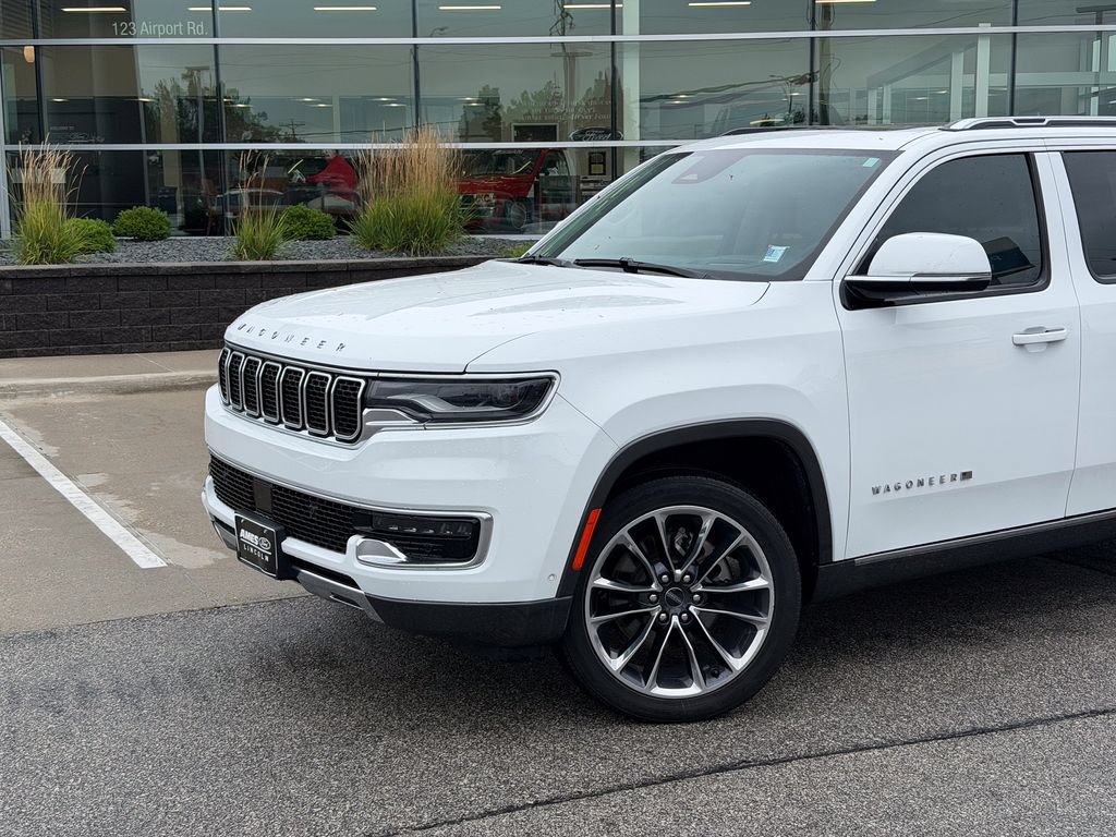 Used 2022 Jeep Wagoneer Series III w/ Premium Group I AWD/4WD image 2