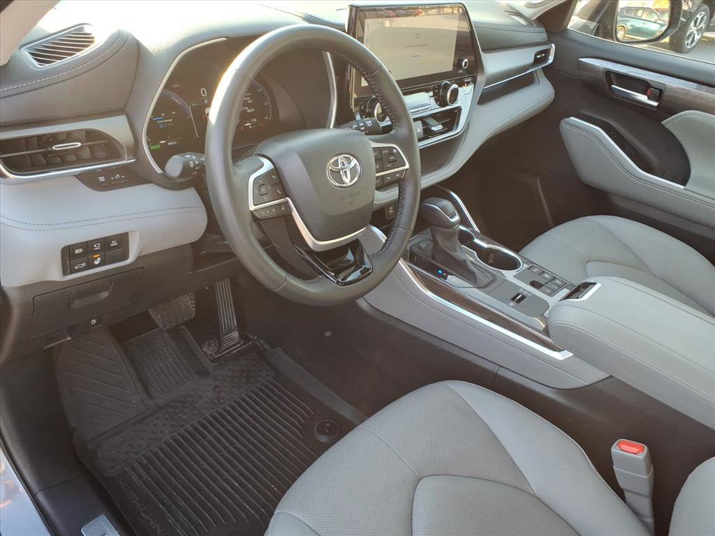 Used 2023 Toyota Highlander Limited image 6