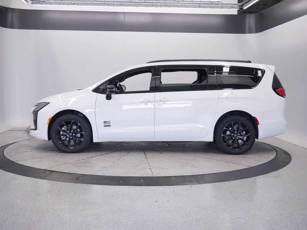New 2027 Chrysler Pacifica Select AWD/4WD image 2