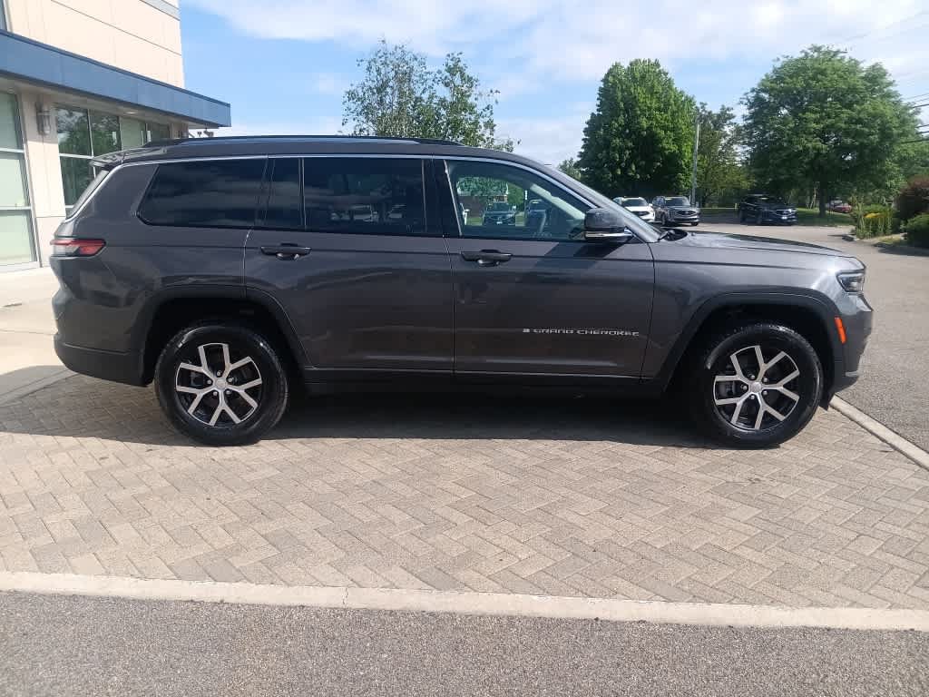 Used 2023 Jeep Grand Cherokee L Limited AWD/4WD image 7