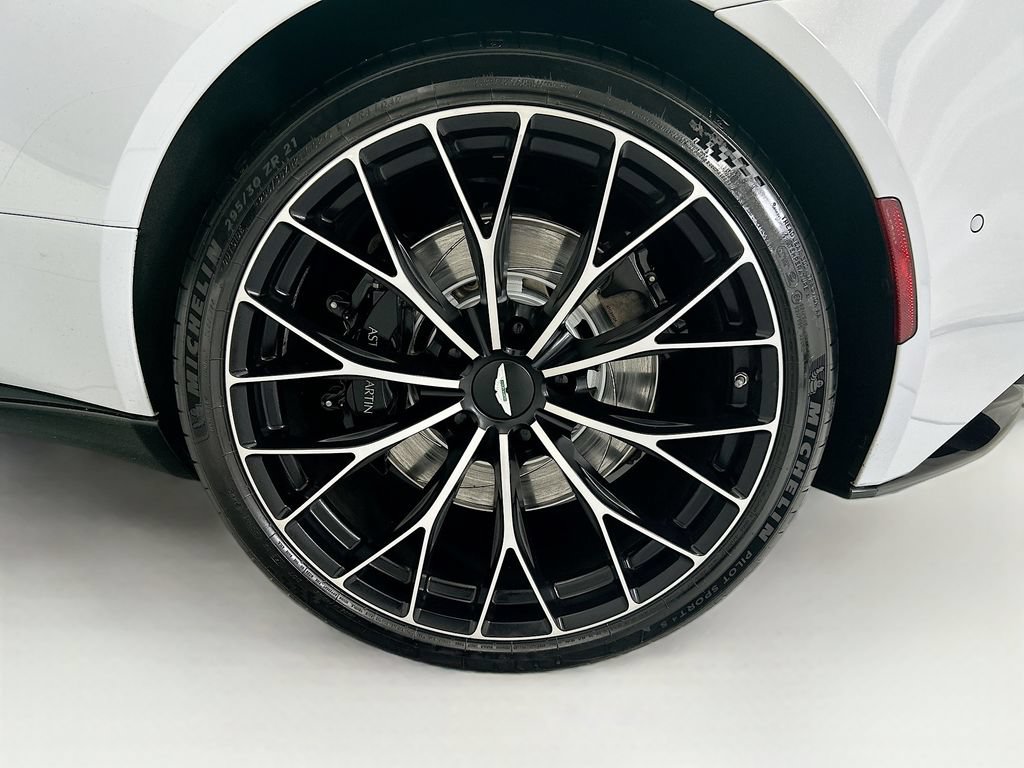 Used 2023 Aston Martin DB11 Coupe RWD image 28