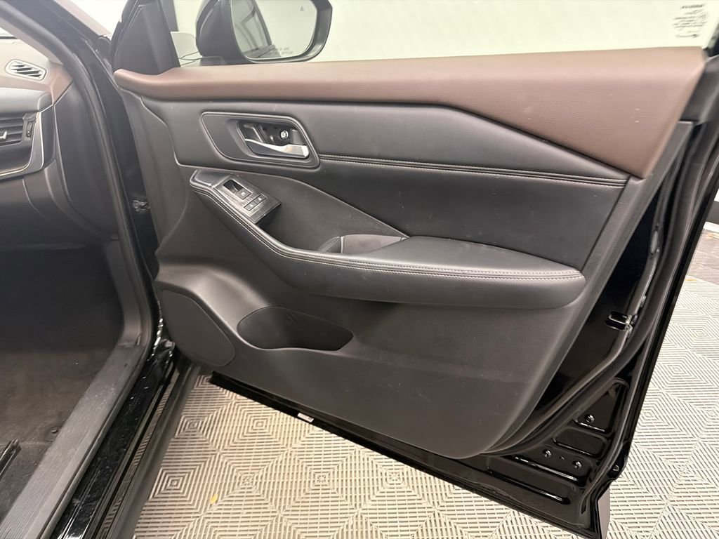 Used 2023 Nissan Rogue SV w/ SV Premium B Package image 15