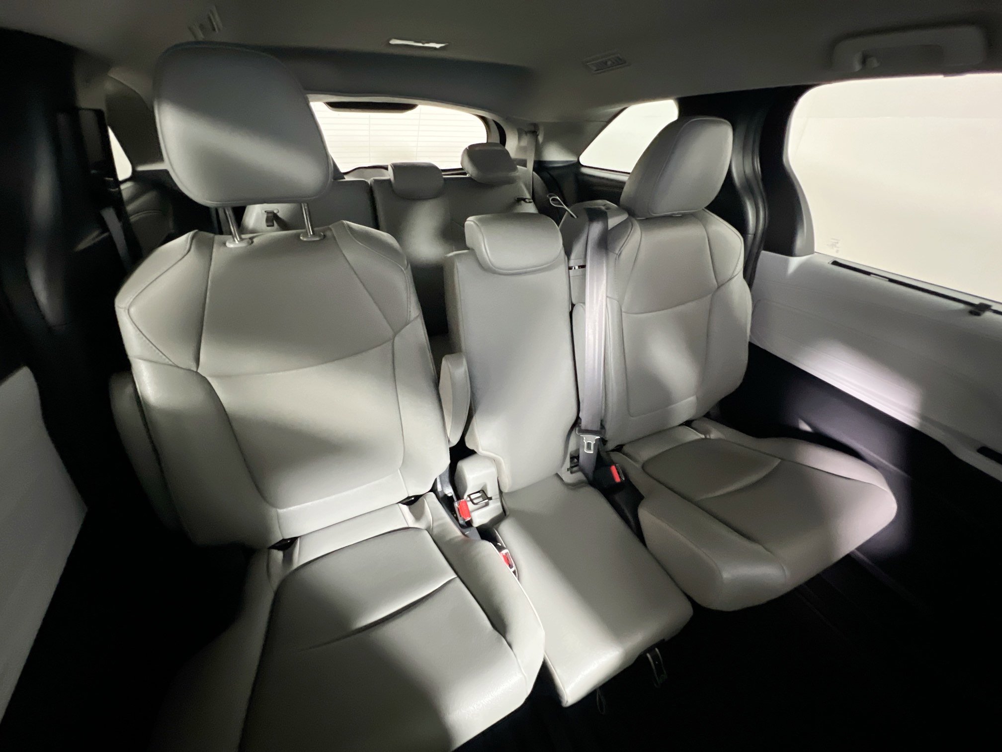 Used 2025 Toyota Sienna XLE image 33