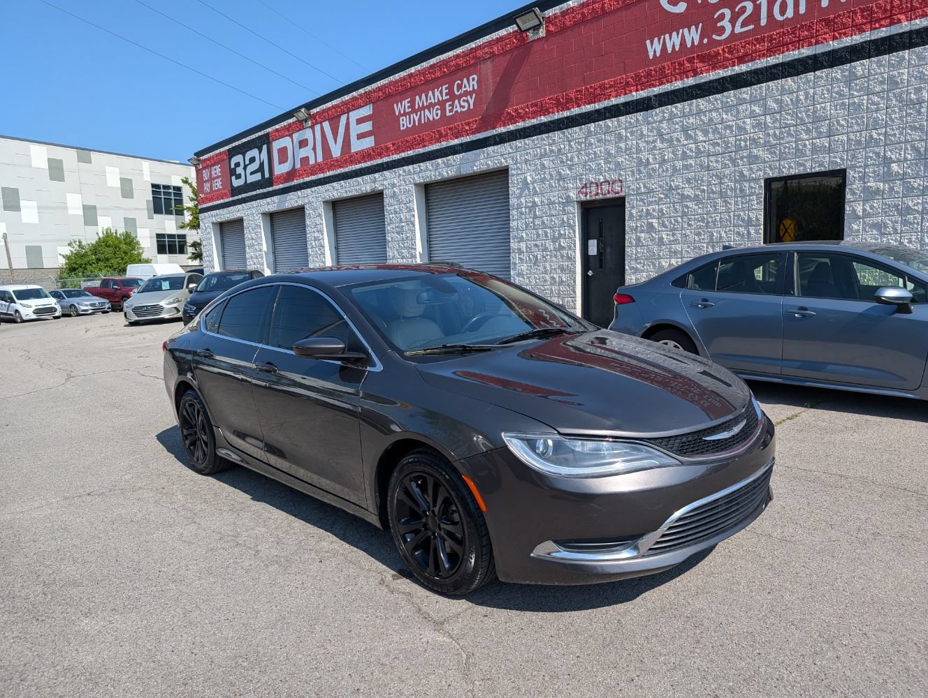 Used 2015 Chrysler 200 Limited w/ Convenience Group FWD image 1