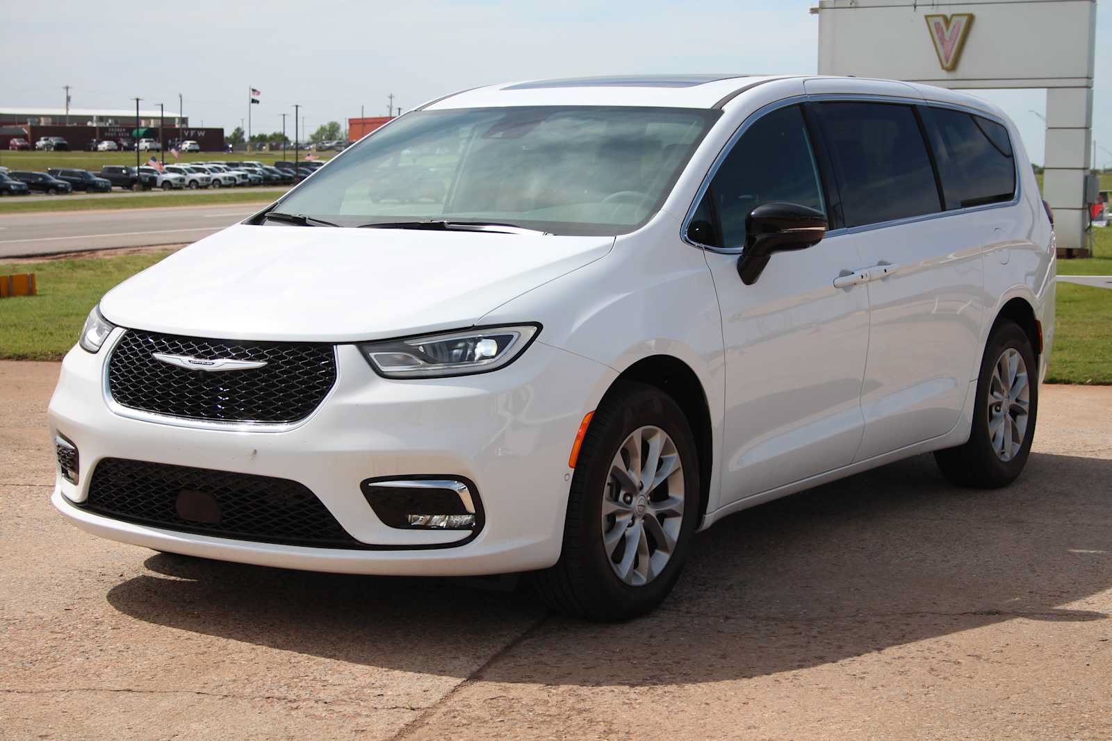 New 2025 Chrysler Pacifica Select AWD/4WD image 4