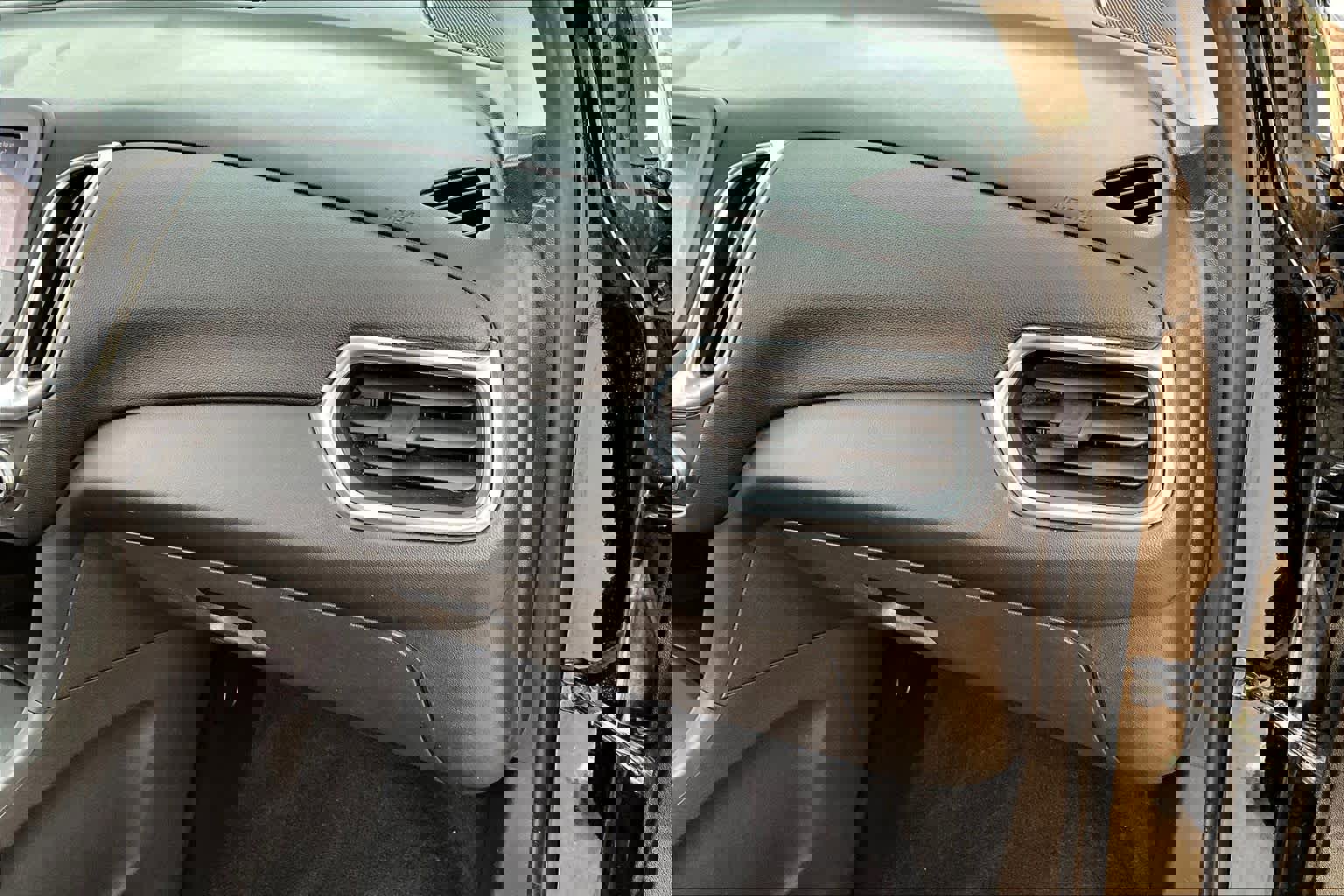 Used 2020 Chevrolet Equinox LT w/ Driver Convenience Package image 16