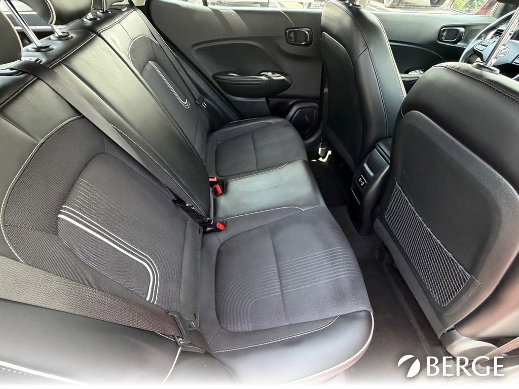 Used 2024 Hyundai Venue Limited image 14