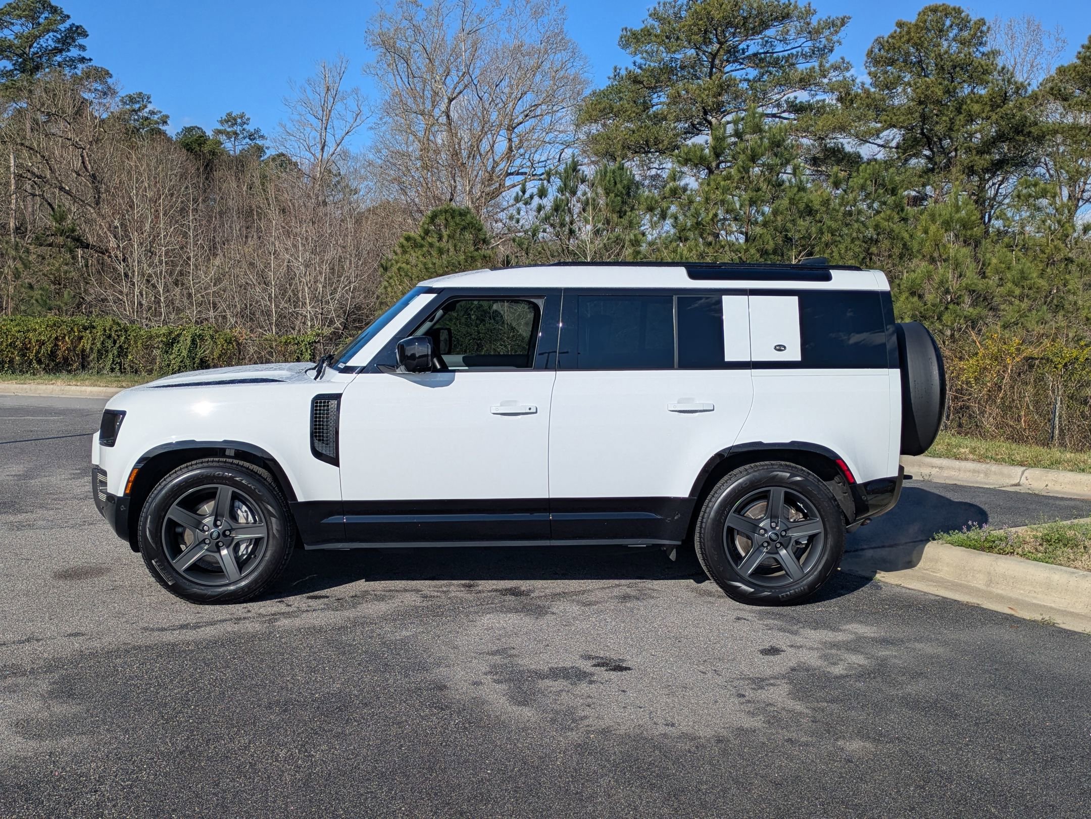 Certified 2023 Land Rover Defender 110 X-Dynamic SE image 8