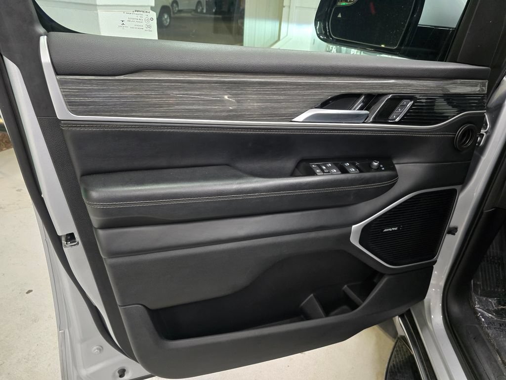 Certified 2022 Jeep Wagoneer Series II AWD/4WD image 15