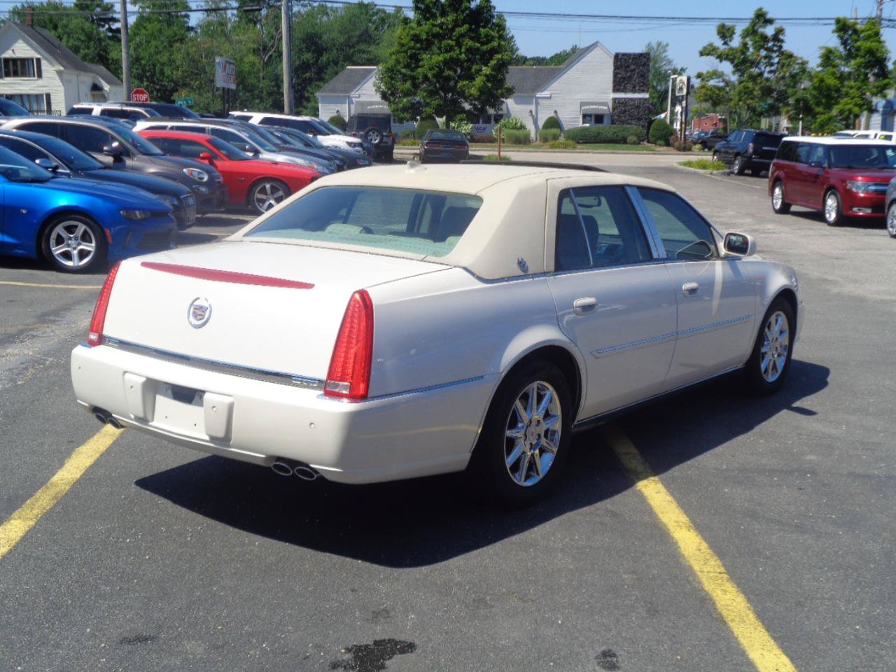 Used 2011 Cadillac DTS Luxury FWD image 15