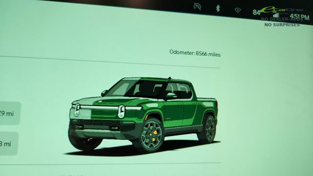 Used 2025 Rivian R1T Premium AWD/4WD image 39