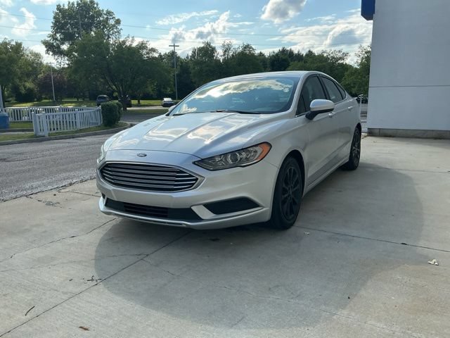 Used 2017 Ford Fusion SE w/ Fusion SE Technology Package FWD image 5